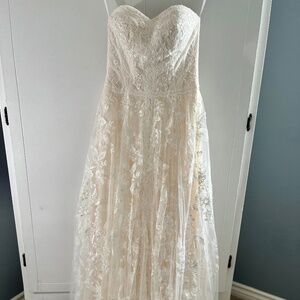 David’s Bridal Lace Wedding Dress – Size 4 with Veil, Beaded & 3D Floral